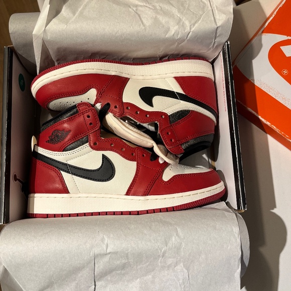 Air Jordan 1s “Lost and found” size 4Y - Picture 1 of 3